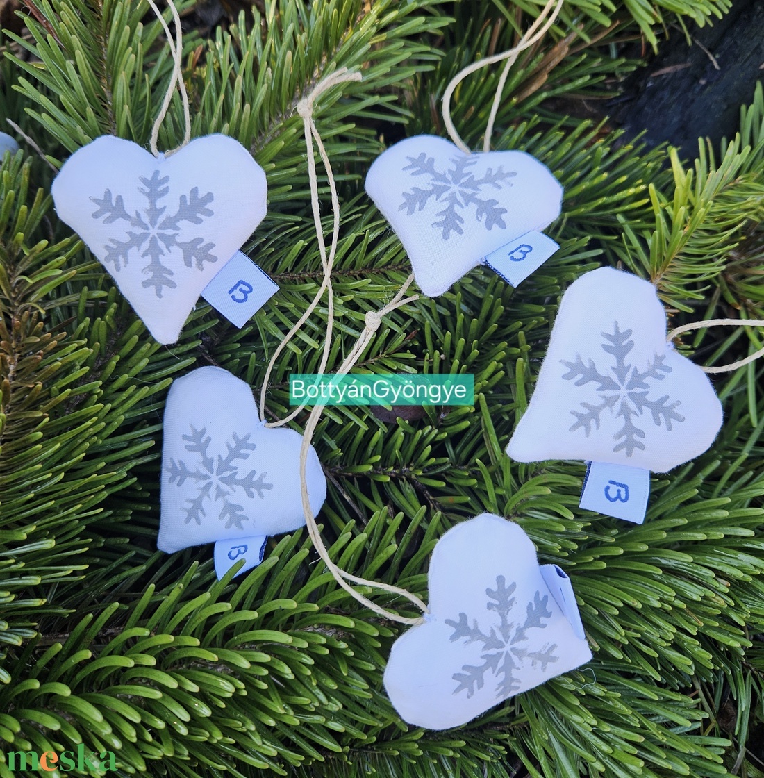 Karácsonyi hópelyhes szívek - szürke - karácsony - karácsonyi lakásdekoráció - karácsonyfadíszek - Meska.hu