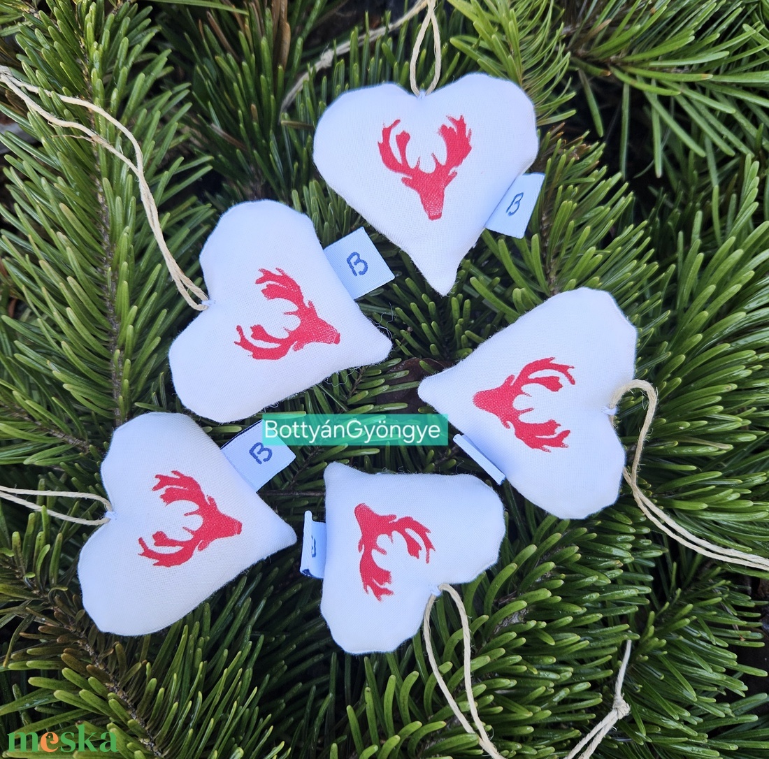 Karácsonyi szarvasfejes szívek - piros - karácsony - karácsonyi lakásdekoráció - karácsonyfadíszek - Meska.hu
