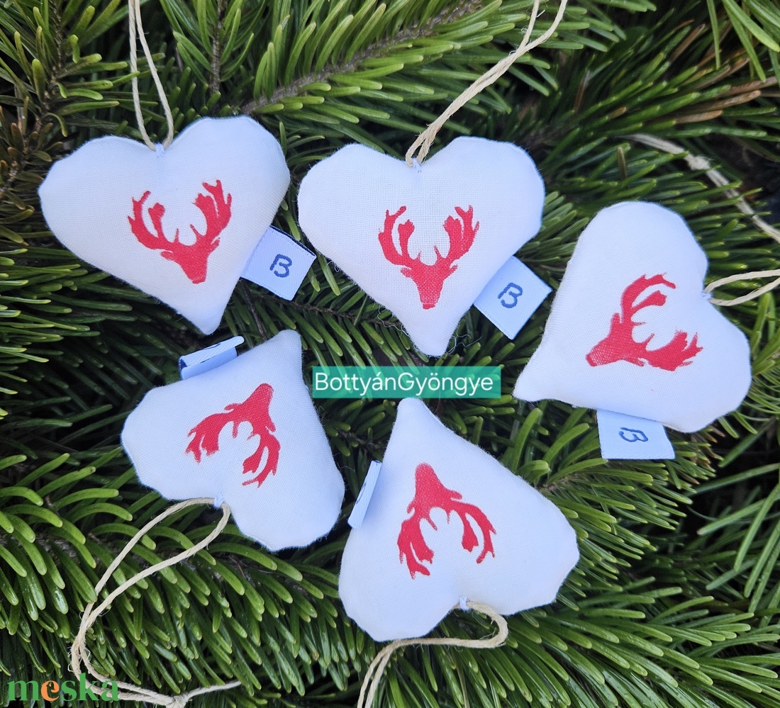 Karácsonyi szarvasfejes szívek - piros - karácsony - karácsonyi lakásdekoráció - karácsonyfadíszek - Meska.hu