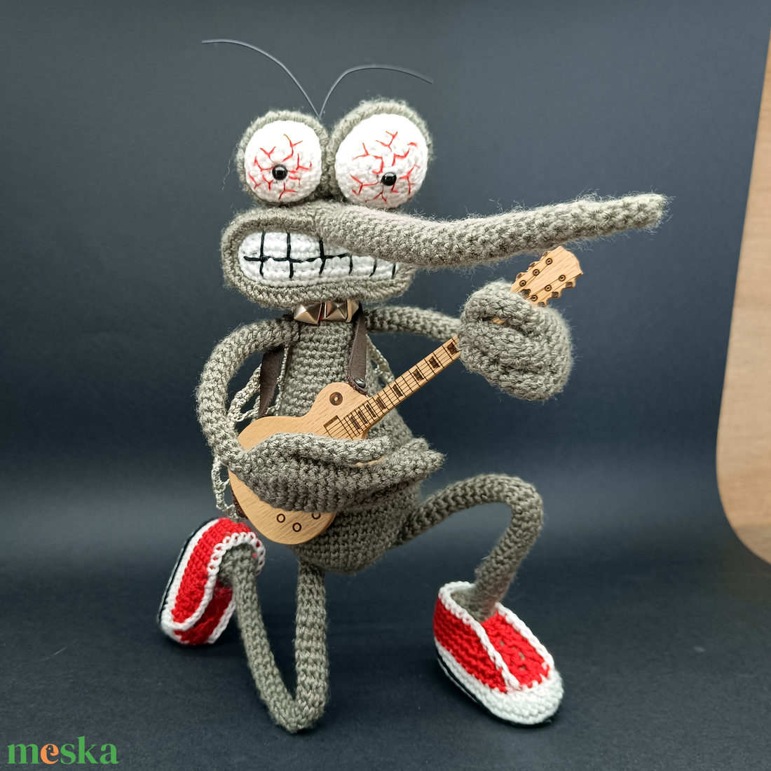 Rocker szúnyog gitárral - játék & sport - plüssállat & játékfigura - más figura - Meska.hu