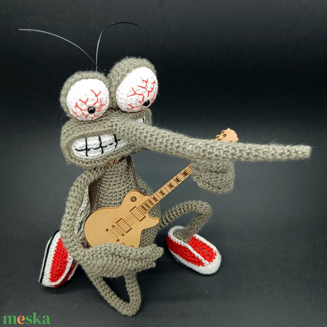 Rocker szúnyog gitárral - játék & sport - plüssállat & játékfigura - más figura - Meska.hu