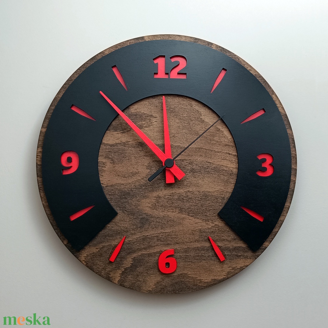Modern falióra  fából készült, fekete design piros számokkal, 28 cm - otthon & életmód - dekoráció - fali és függő dekoráció - falióra & óra - Meska.hu