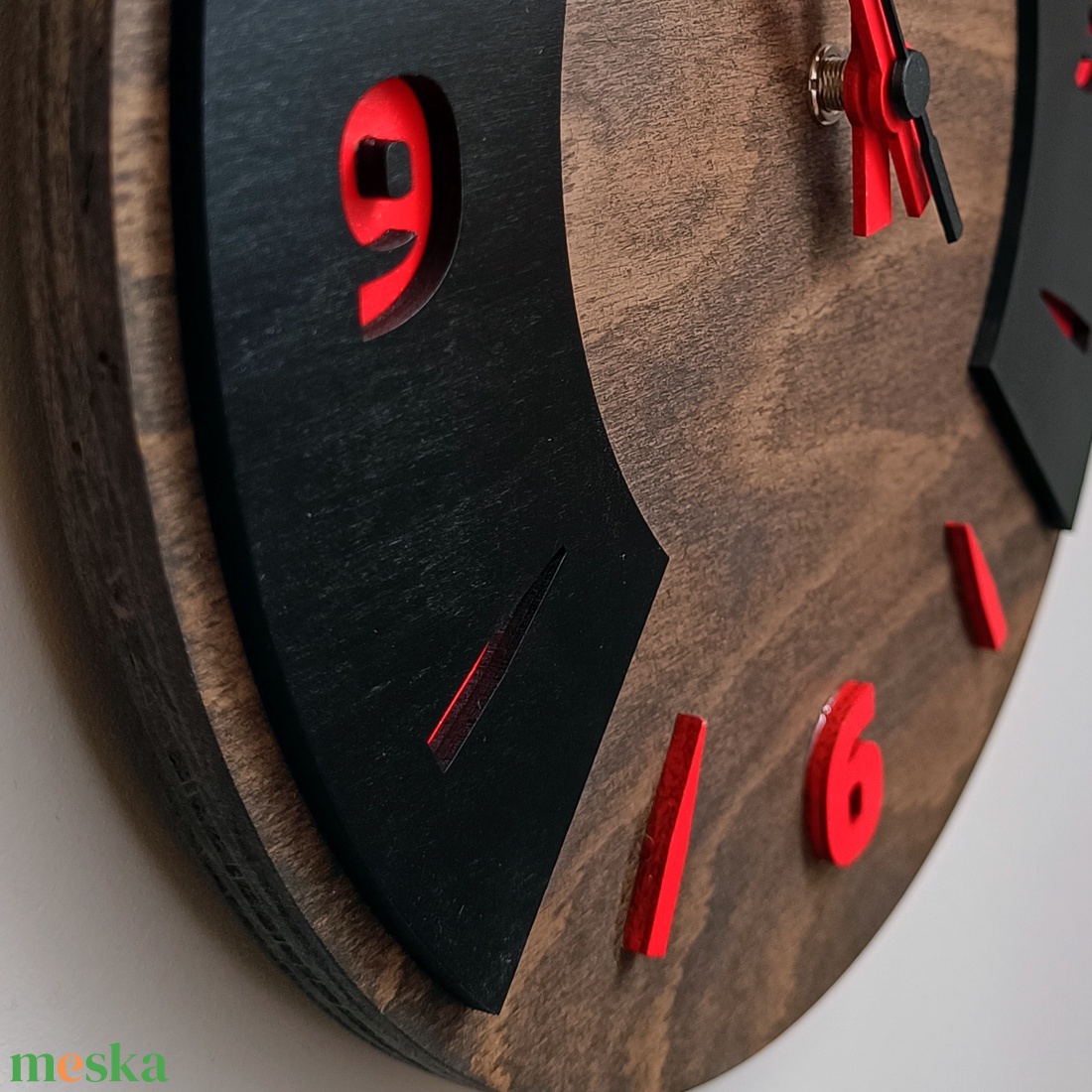 Modern falióra  fából készült, fekete design piros számokkal, 28 cm - otthon & életmód - dekoráció - fali és függő dekoráció - falióra & óra - Meska.hu
