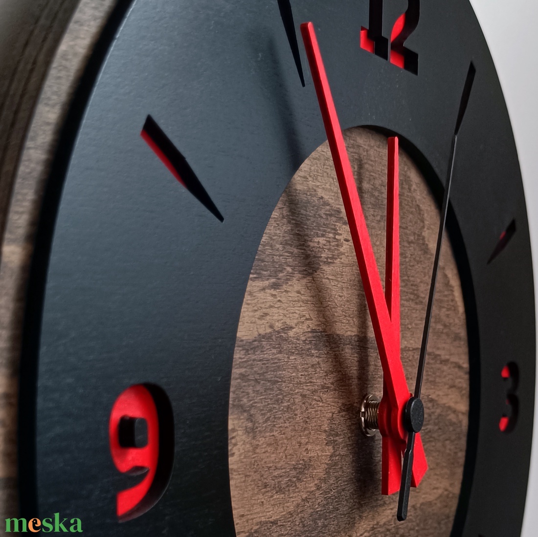 Modern falióra  fából készült, fekete design piros számokkal, 28 cm - otthon & életmód - dekoráció - fali és függő dekoráció - falióra & óra - Meska.hu