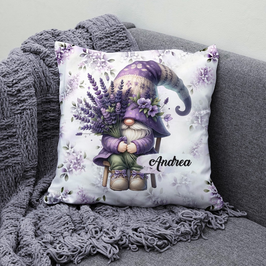 Névvel kérhető - Levendulás manó egy csokorral mintás párna - otthon & életmód - lakástextil - párna & párnahuzat - díszpárna (belsővel együtt) - Meska.hu