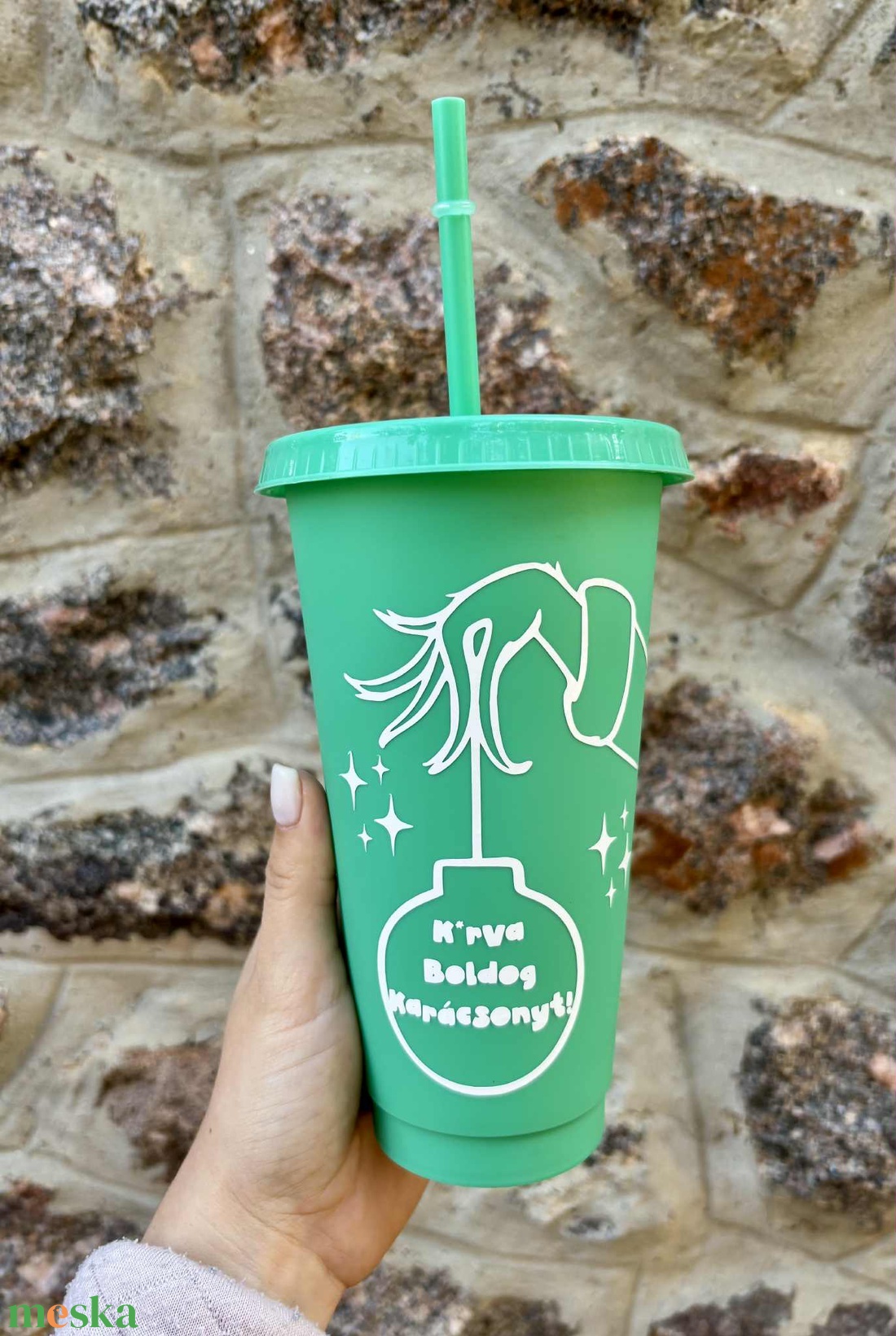 Vicces, Grinch mintájú pohár tetővel és szívószállal - 710 ml - otthon & életmód - konyhafelszerelés, tálalás - tálalás - pohár - Meska.hu Vicces, Grinch mintájú pohár tetővel és szívószállal - 710 ml - otthon & életmód - konyhafelszerelés, tálalás - tálalás - pohár - Meska.hu