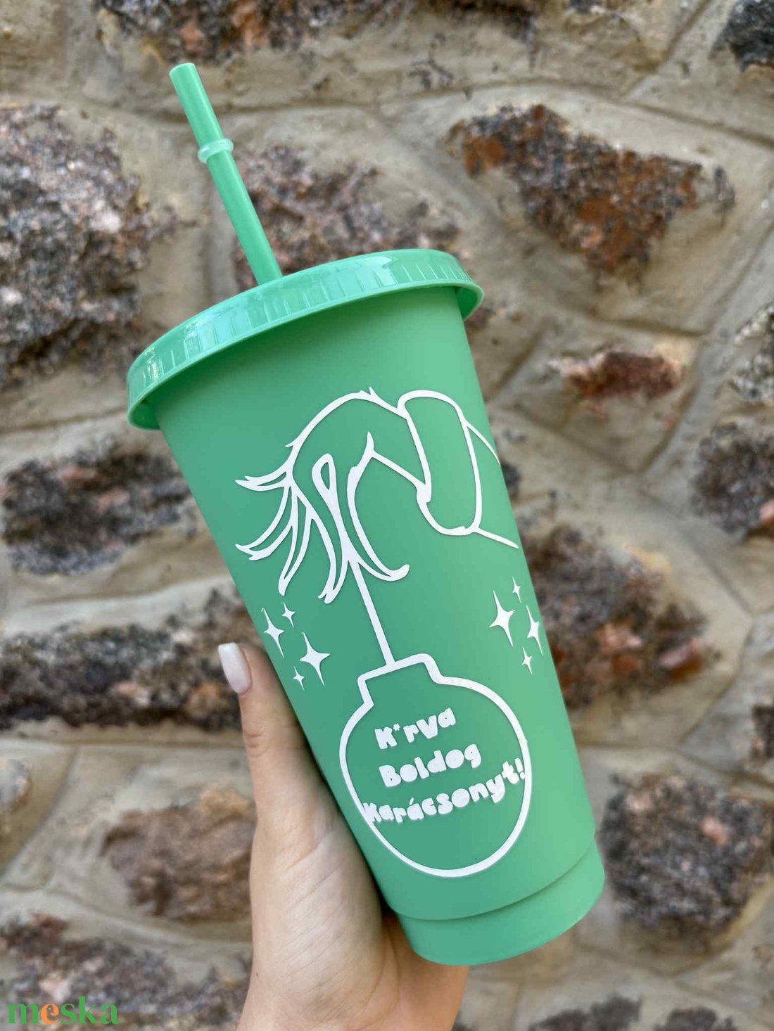 Vicces, Grinch mintájú pohár tetővel és szívószállal - 710 ml - otthon & életmód - konyhafelszerelés, tálalás - tálalás - pohár - Meska.hu Vicces, Grinch mintájú pohár tetővel és szívószállal - 710 ml - otthon & életmód - konyhafelszerelés, tálalás - tálalás - pohár - Meska.hu