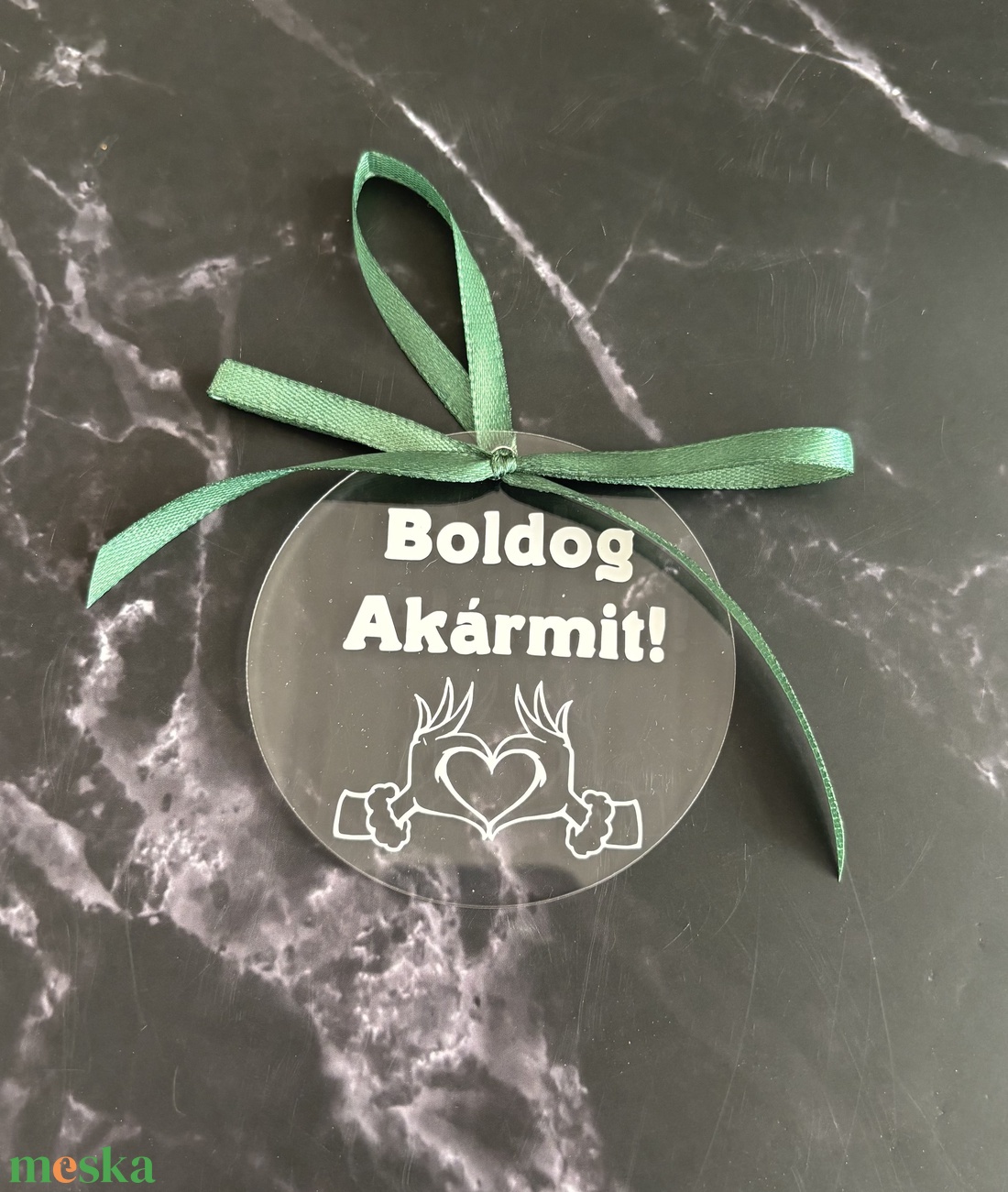 Vicces Akril Karácsonyfadísz - Boldog Akármit! - Grinch-stílusú Ünnepi Üzenet - karácsony - karácsonyi lakásdekoráció - karácsonyfadíszek - Meska.hu