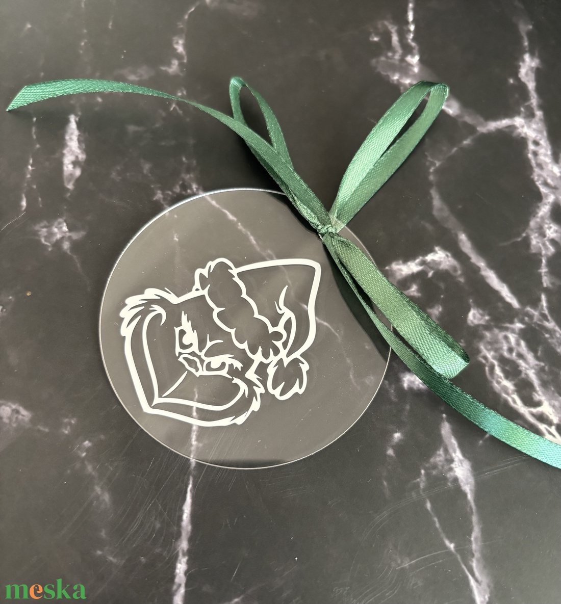 Vicces Akril Karácsonyfadísz - Vigyorgó Grinch Fej - Huncut Ünnepi Ajándék - karácsony - karácsonyi lakásdekoráció - karácsonyfadíszek - Meska.hu