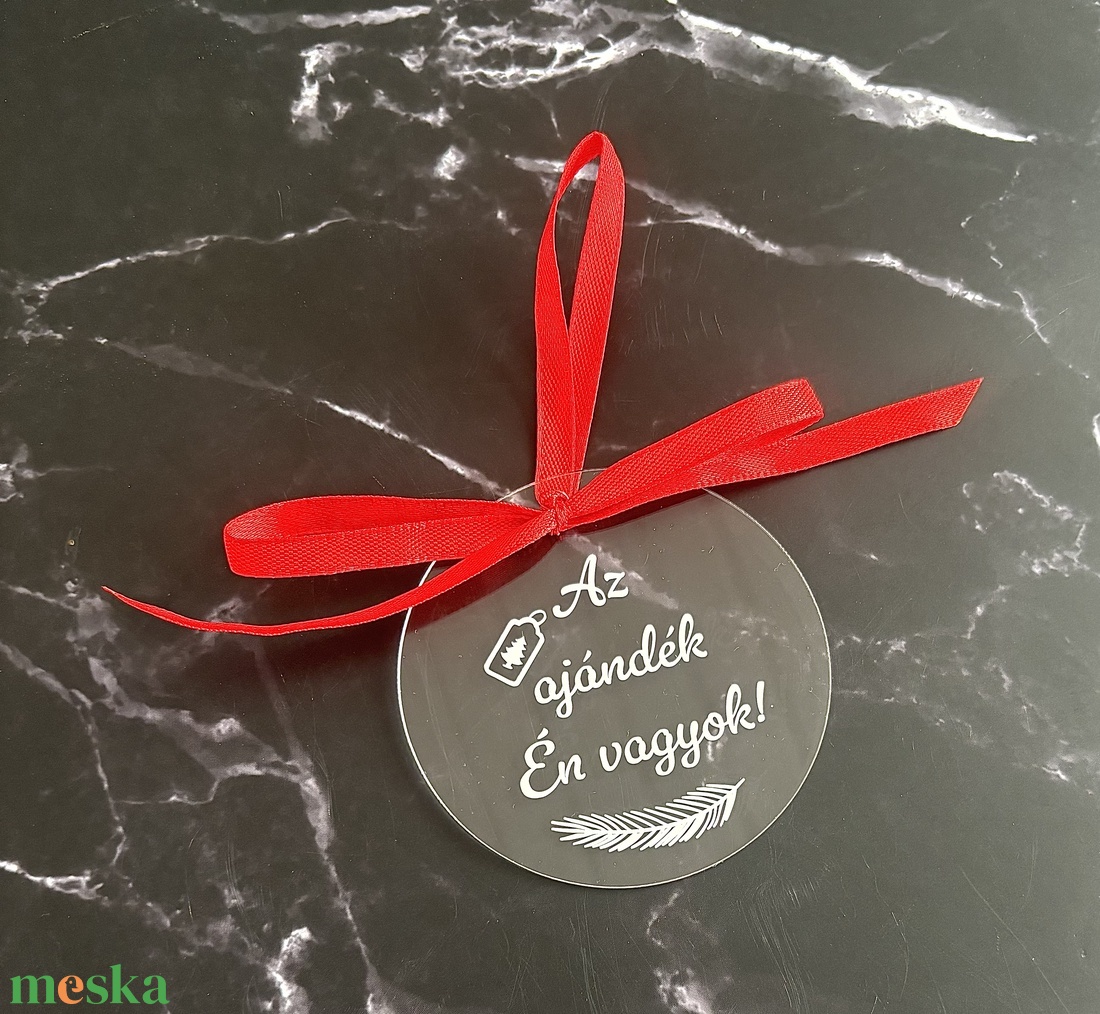 Vicces Akril Karácsonyfadísz - Az ajándék Én vagyok! - Önironikus Ajándék - karácsony - karácsonyi lakásdekoráció - karácsonyfadíszek - Meska.hu