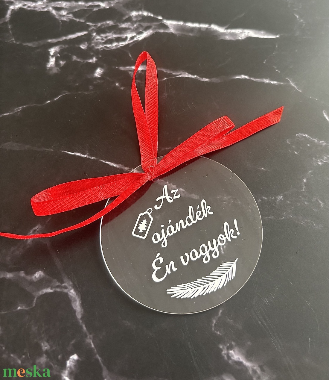 Vicces Akril Karácsonyfadísz - Az ajándék Én vagyok! - Önironikus Ajándék - karácsony - karácsonyi lakásdekoráció - karácsonyfadíszek - Meska.hu