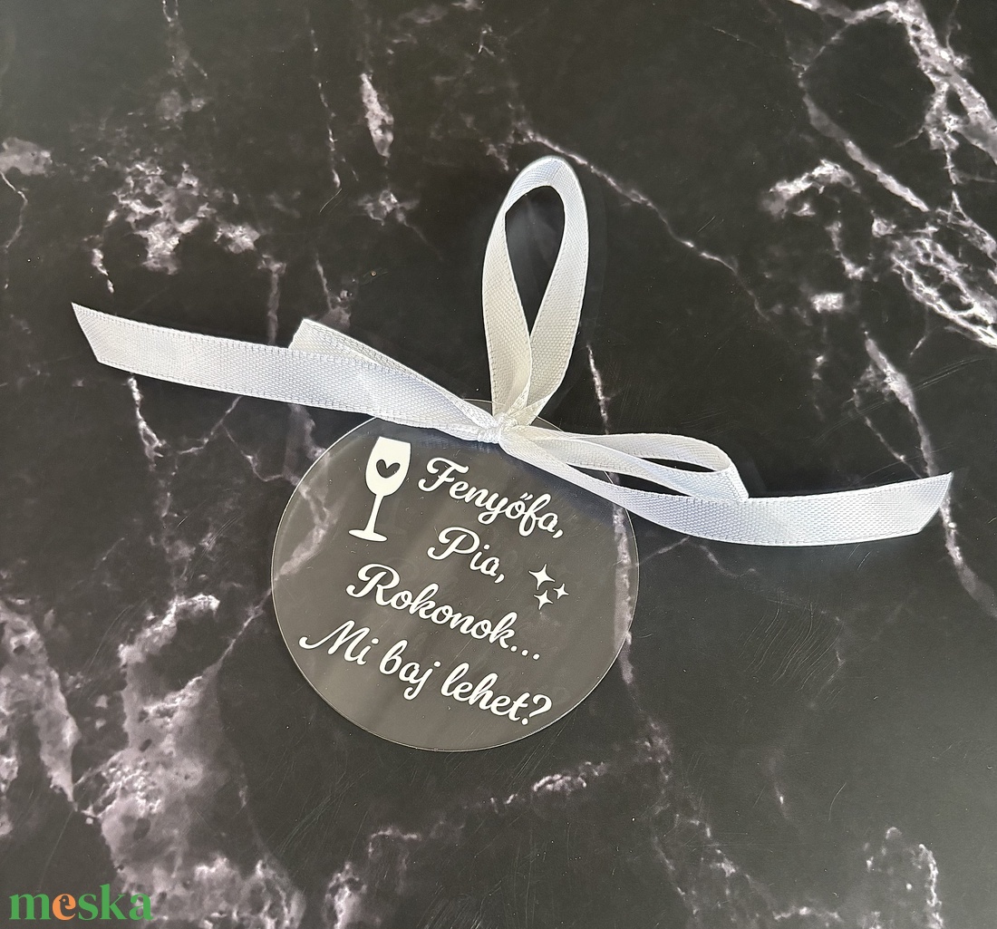 Szarkasztikus Akril Karácsonyfadísz - Fenyőfa, Pia, Rokonok... Mi baj lehet? - vicces Ajándék - karácsony - karácsonyi lakásdekoráció - karácsonyfadíszek - Meska.hu