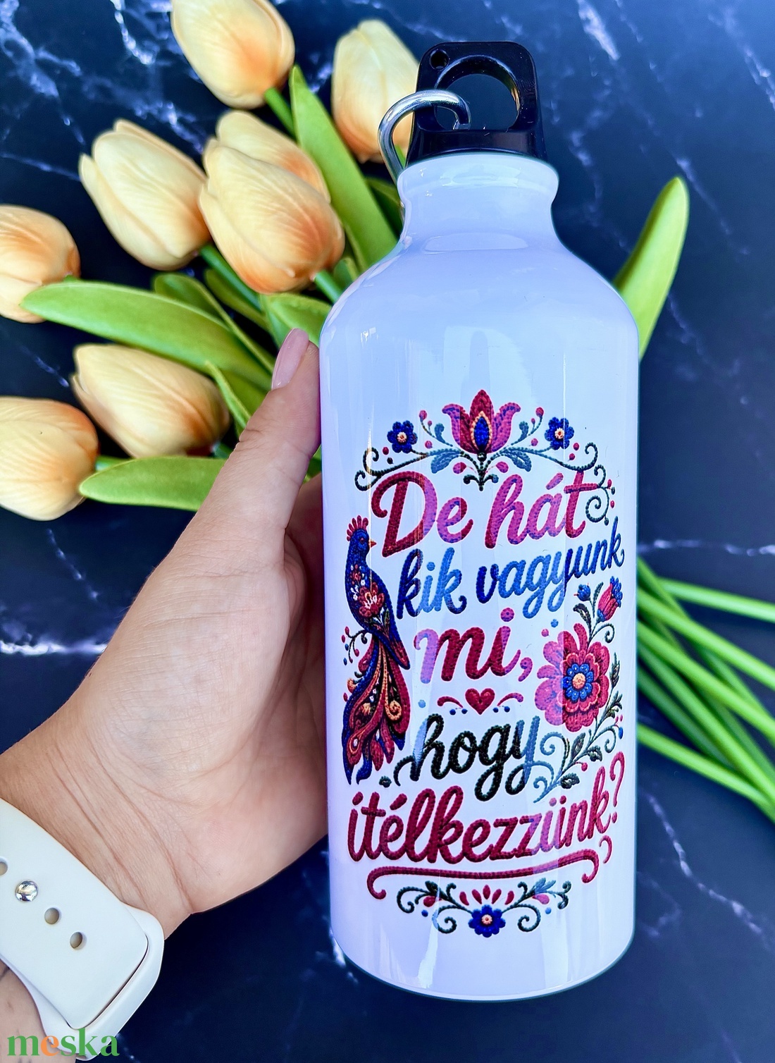 Hímzett hatású magyar népi mintás kulacs � De hát kik vagyunk mi, hogy ítélkezzünk? � 600 ml - otthon & életmód - konyhafelszerelés, tálalás - italos kellékek - kulacsok - Meska.hu