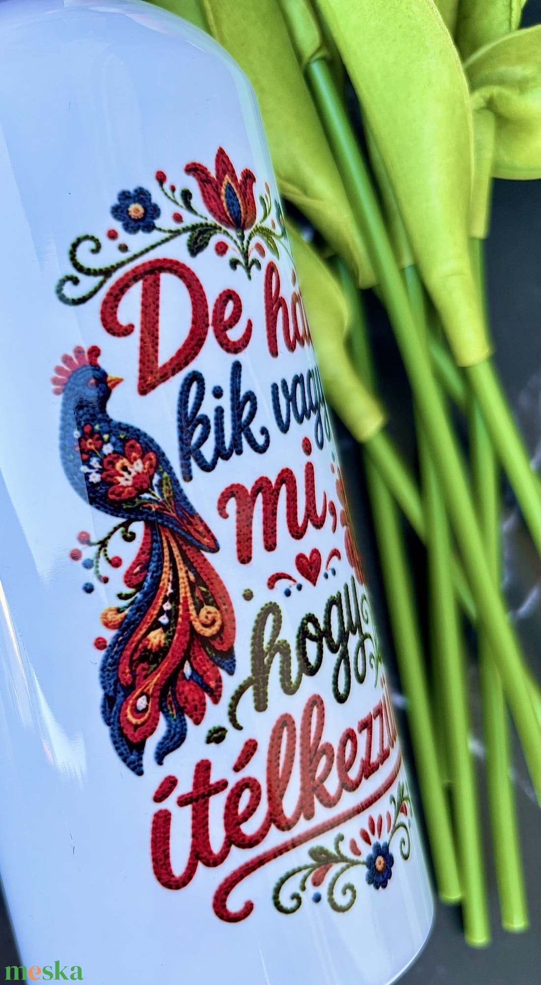 Hímzett hatású magyar népi mintás kulacs � De hát kik vagyunk mi, hogy ítélkezzünk? � 600 ml - otthon & életmód - konyhafelszerelés, tálalás - italos kellékek - kulacsok - Meska.hu