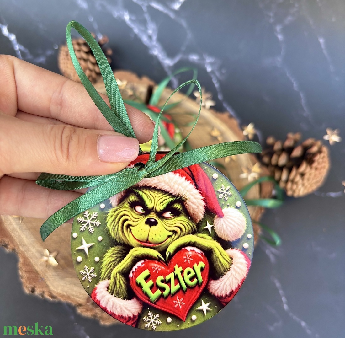 Névre szóló Grinch karácsonyfadísz � egyedi névvel � 7,6 cm - karácsony - karácsonyi lakásdekoráció - karácsonyfadíszek - Meska.hu