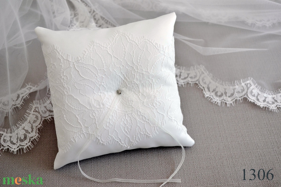 Gyűrűpárna - francia csipkével díszítve - esküvő - kiegészítők - gyűrűtartó & gyűrűpárna - Meska.hu