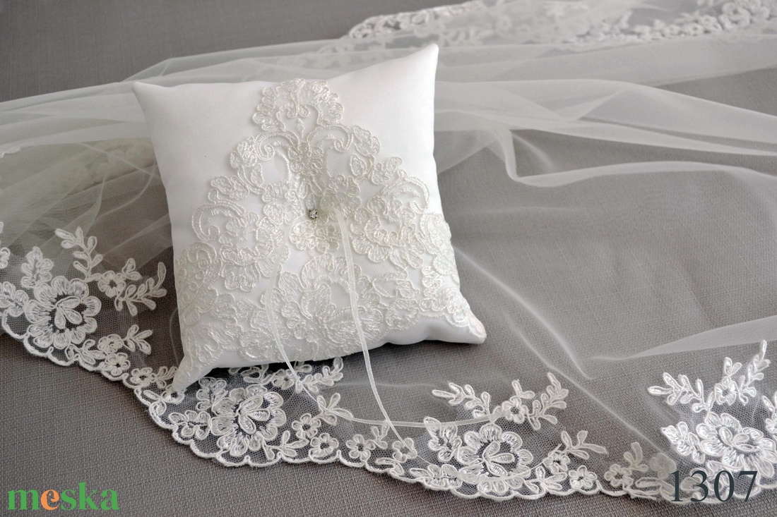Gyűrűpárna - francia csipkével díszítve - esküvő - kiegészítők - gyűrűtartó & gyűrűpárna - Meska.hu