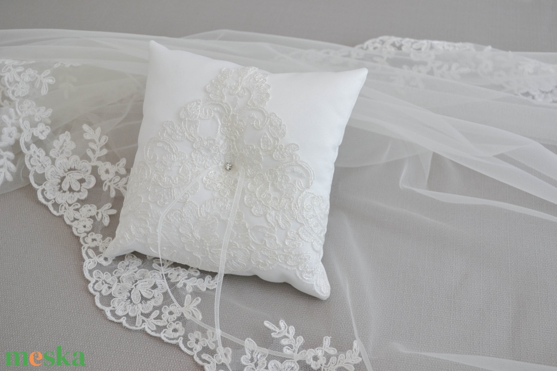 Gyűrűpárna - francia csipkével díszítve - esküvő - kiegészítők - gyűrűtartó & gyűrűpárna - Meska.hu