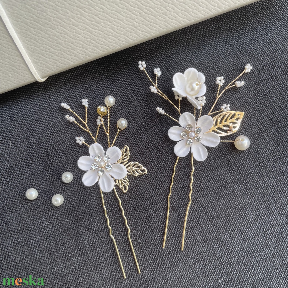 Fehér virágos hajtűk - esküvő - hajdísz - hajtű - Meska.hu