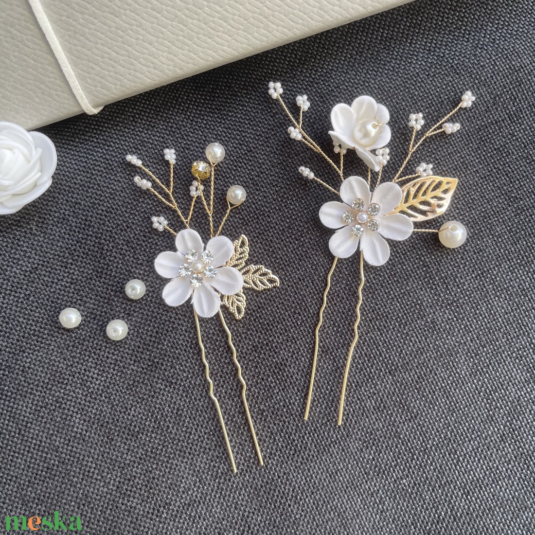 Fehér virágos hajtűk - esküvő - hajdísz - hajtű - Meska.hu