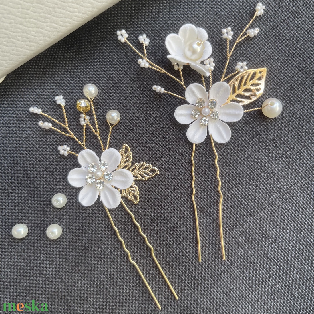 Fehér virágos hajtűk - esküvő - hajdísz - hajtű - Meska.hu