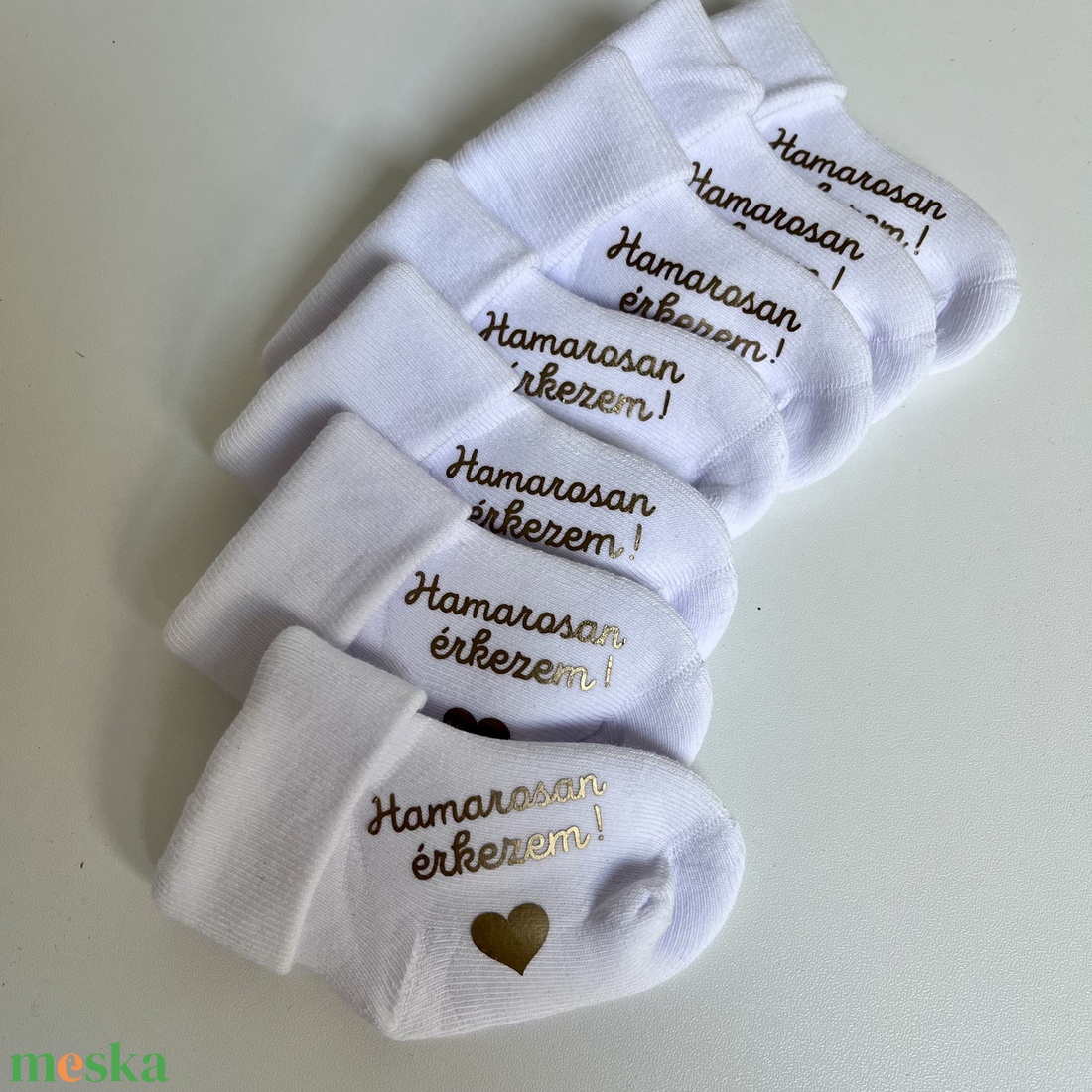 Hamarosan érkezem! Baba bejelentő kis zokni - ruha & divat - babaruha & gyerekruha - babafotózási ruha és kellék - Meska.hu Hamarosan érkezem! Baba bejelentő kis zokni - ruha & divat - babaruha & gyerekruha - babafotózási ruha és kellék - Meska.hu