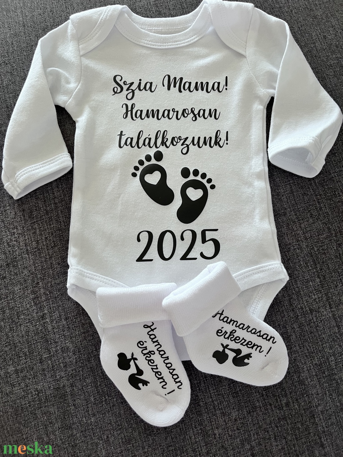 Baba body+zoknik - Hamarosan érkezem  - baba - mama - babaemlékek - bababejelentők - Meska.hu