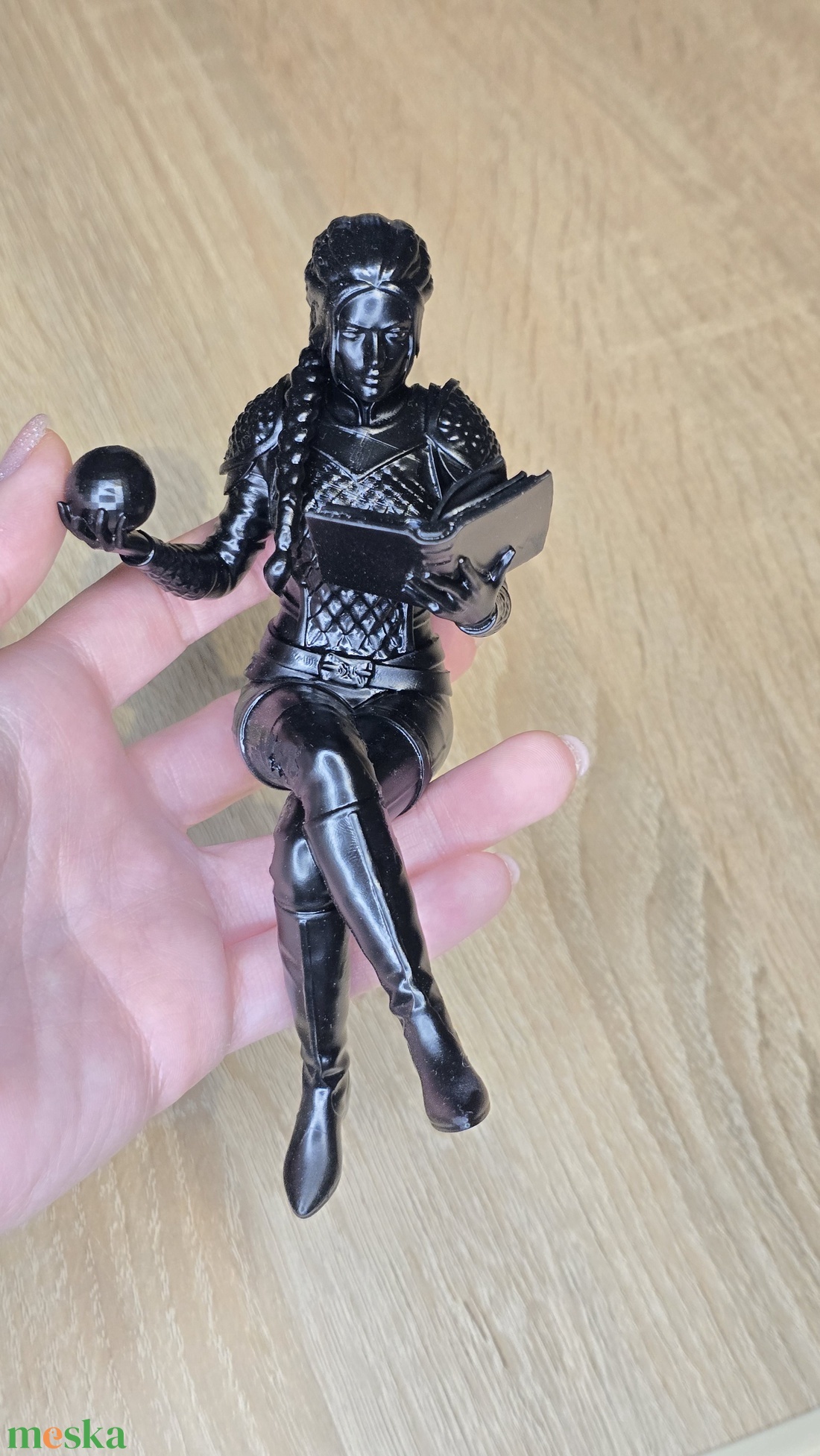 Violet Fourth Wing könyvespolc dekor figura - otthon & életmód - dekoráció - asztal és polc dekoráció - könyvszobor - Meska.hu