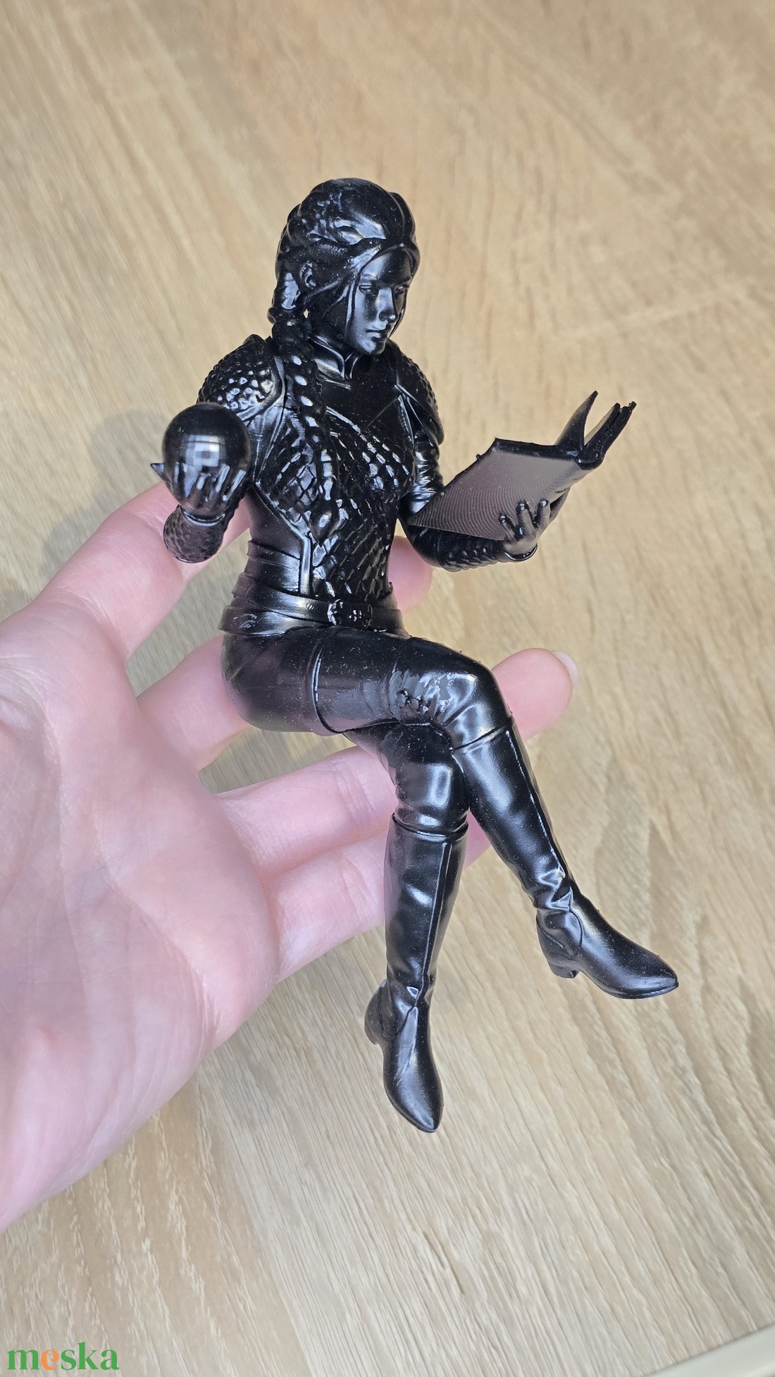 Violet Fourth Wing könyvespolc dekor figura - otthon & életmód - dekoráció - asztal és polc dekoráció - könyvszobor - Meska.hu