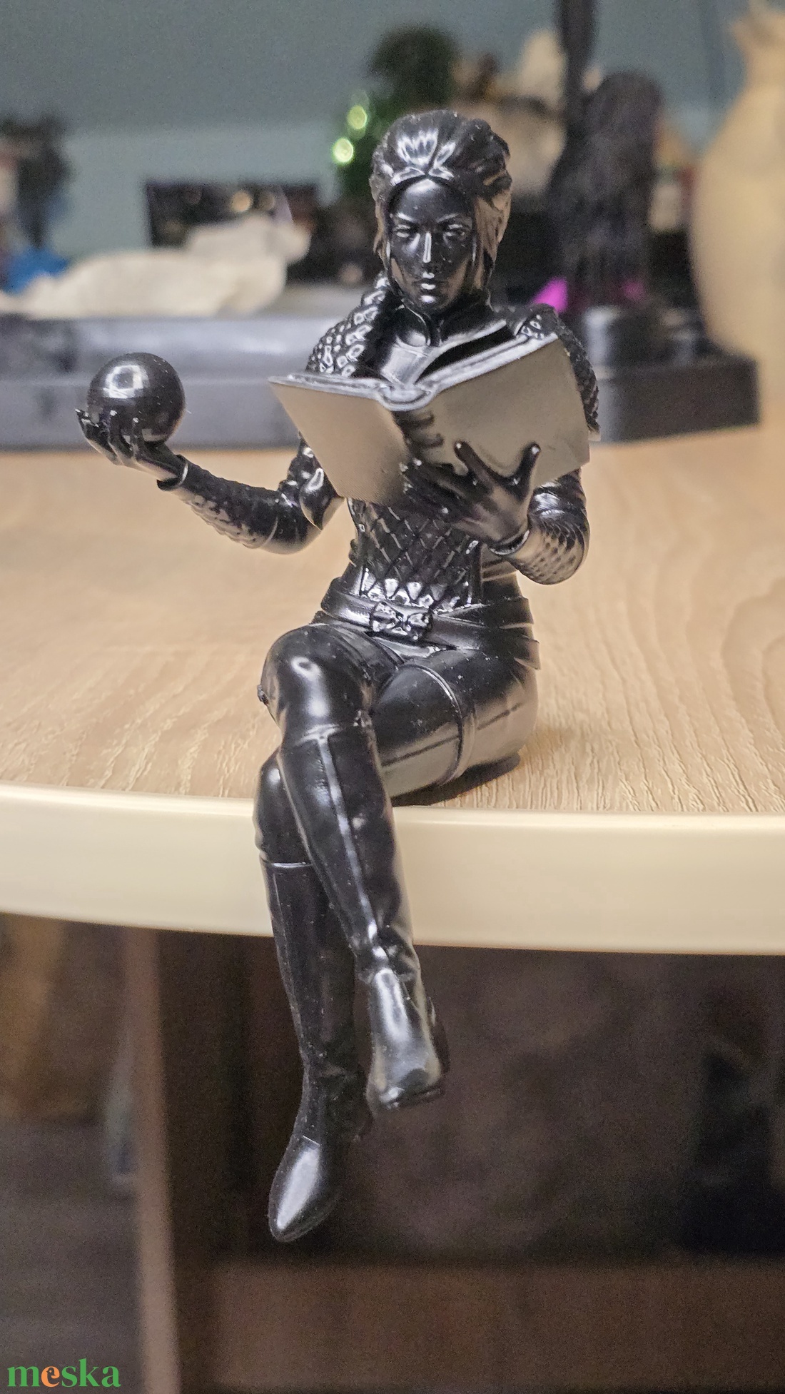 Violet Fourth Wing könyvespolc dekor figura - otthon & életmód - dekoráció - asztal és polc dekoráció - könyvszobor - Meska.hu