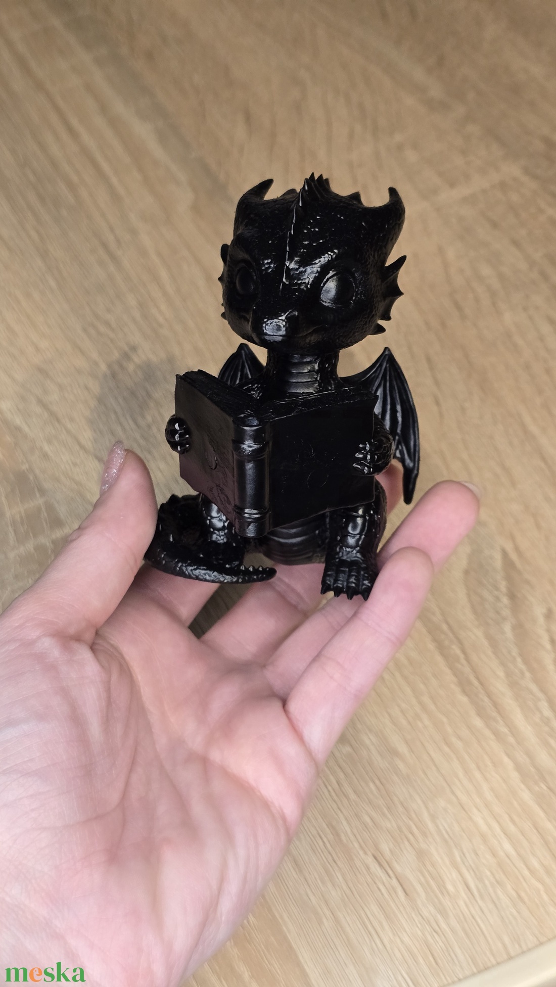 Fourth Wing ihlette olvasó kis sárkány Andarna - otthon & életmód - dekoráció - asztal és polc dekoráció - könyvszobor - Meska.hu