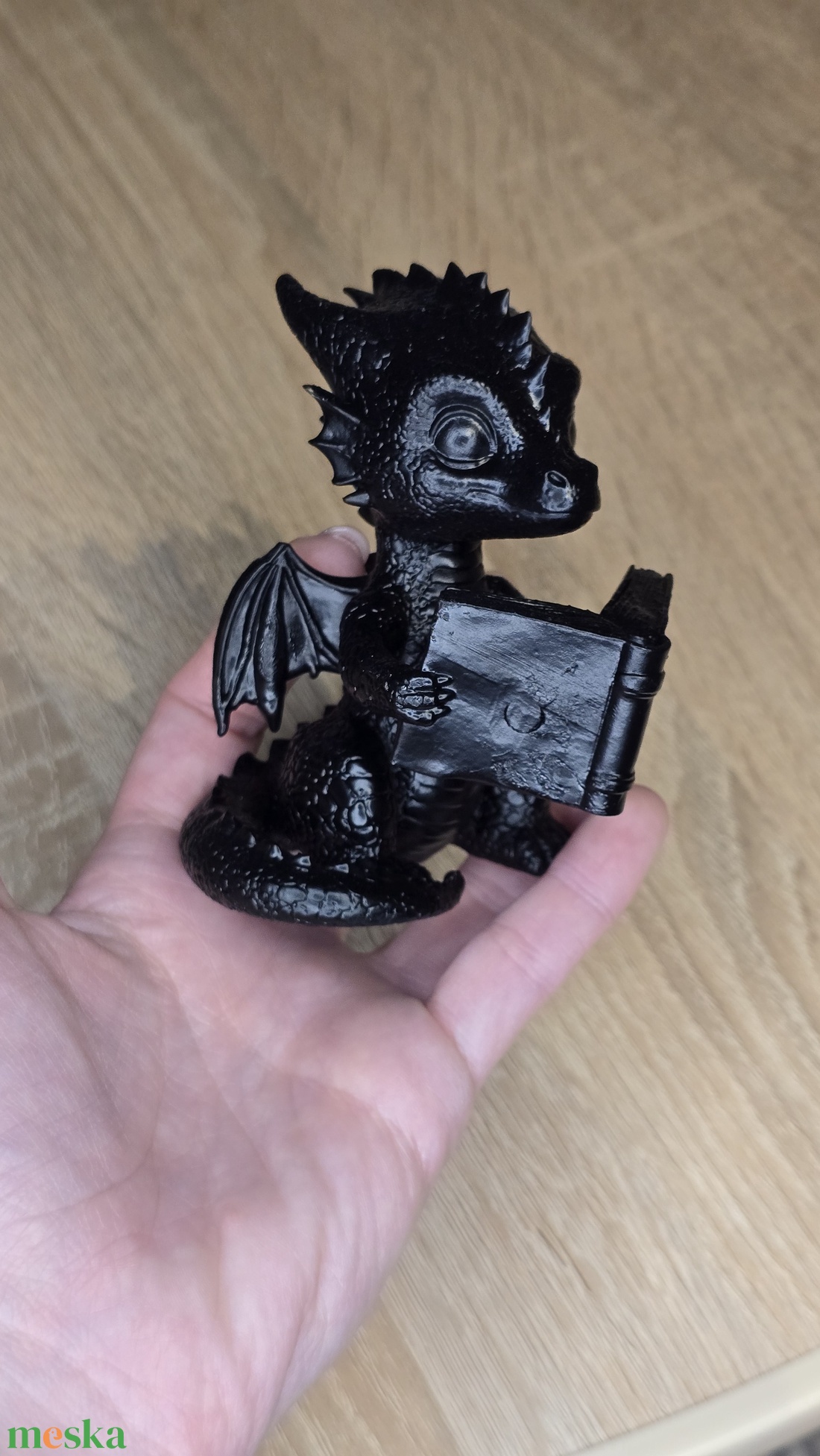 Fourth Wing ihlette olvasó kis sárkány Andarna - otthon & életmód - dekoráció - asztal és polc dekoráció - könyvszobor - Meska.hu