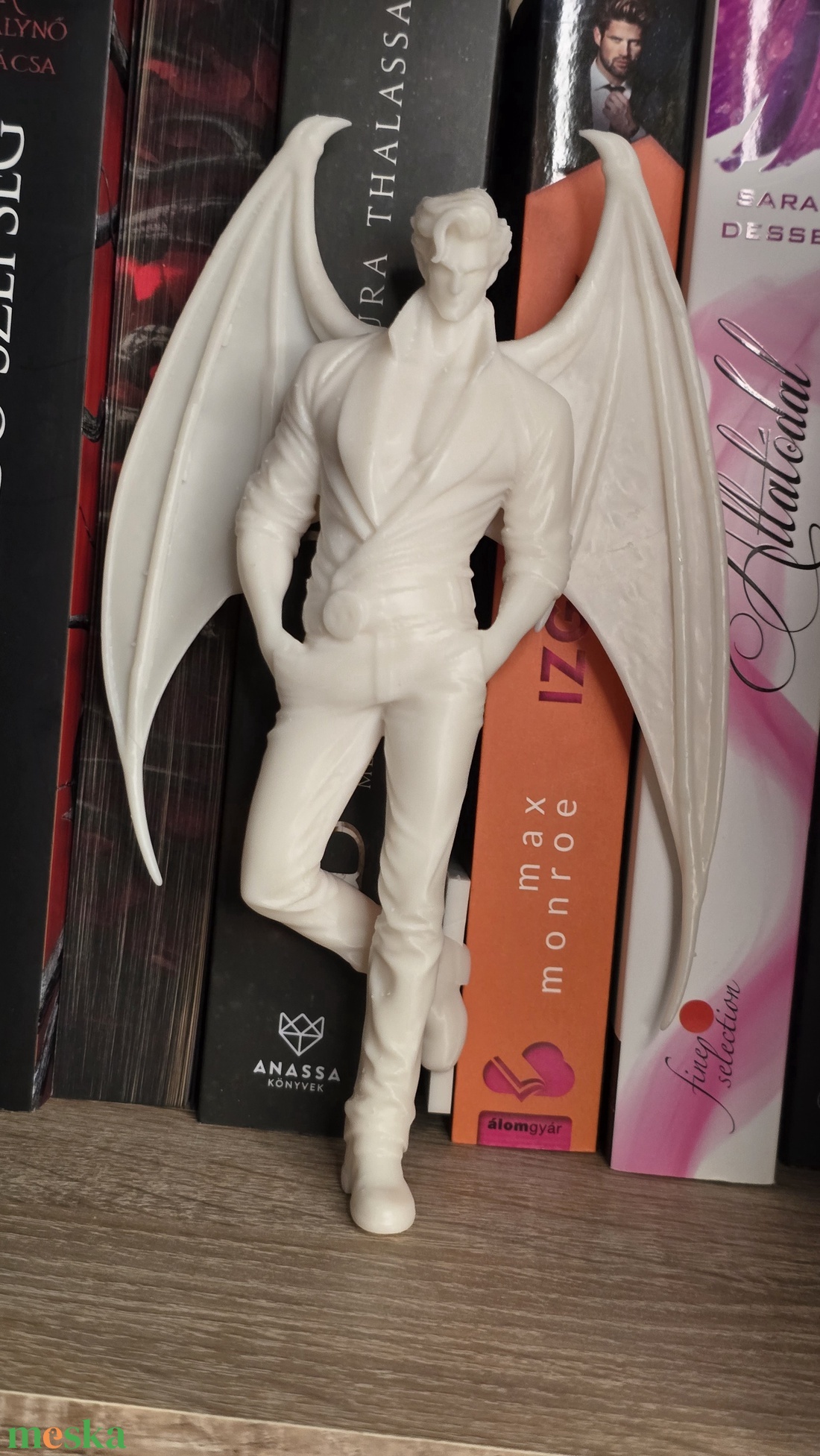 Rhysand ihlette könyvespolc figura - otthon & életmód - dekoráció - asztal és polc dekoráció - könyvszobor - Meska.hu