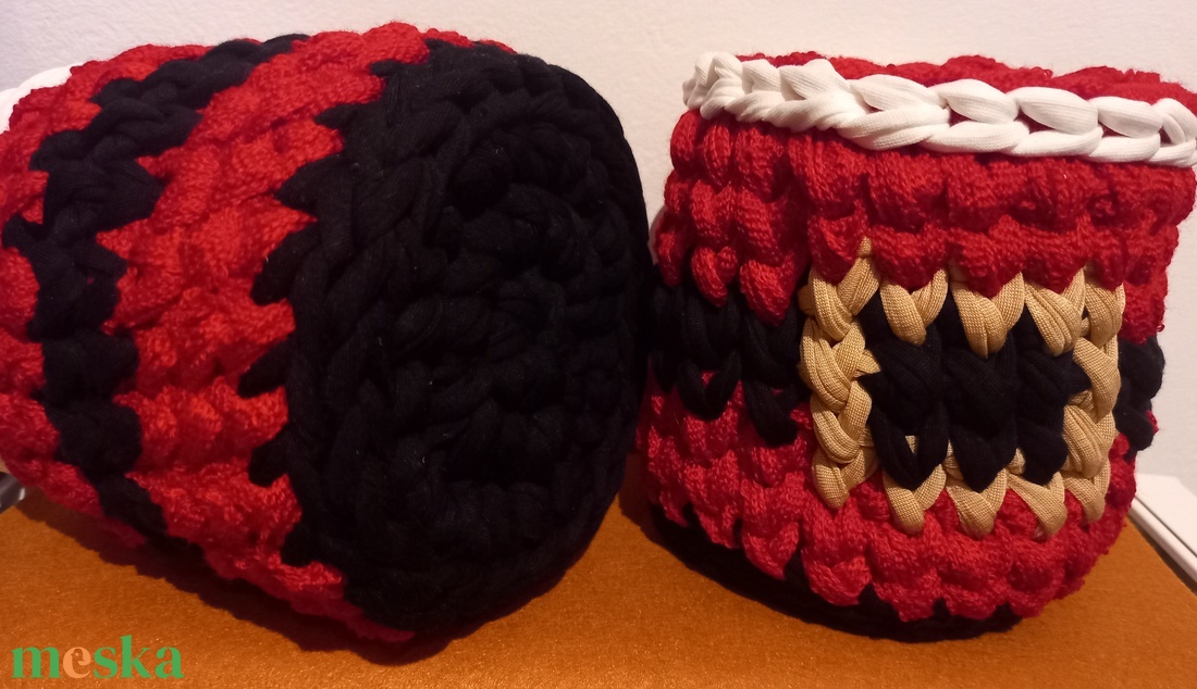 Mikulás pocakja polófonalból horgolt tároló - ajándékozáshoz - otthon & életmód - tárolás & rendszerezés - tárolókosár - Meska.hu