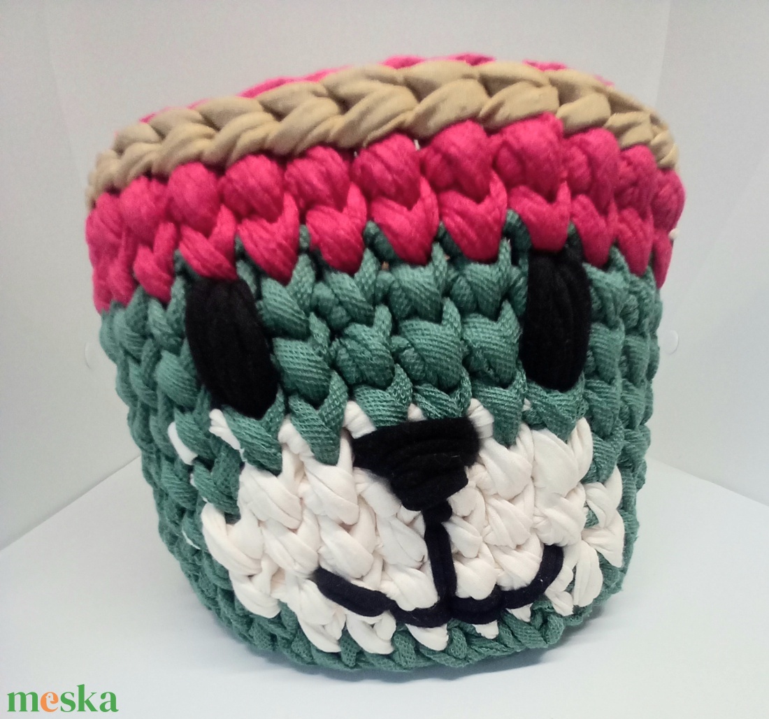 Mikulás mackója polófonalból horgolt tároló -  - otthon & életmód - tárolás & rendszerezés - tárolókosár - Meska.hu