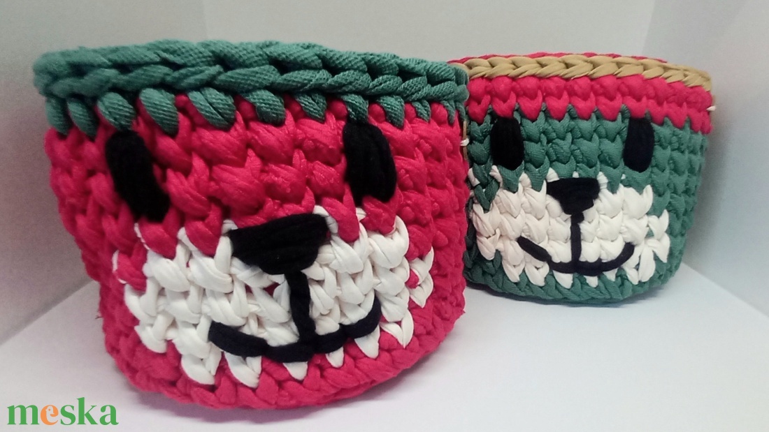 Mikulás mackója polófonalból horgolt tároló -  - otthon & életmód - tárolás & rendszerezés - tárolókosár - Meska.hu