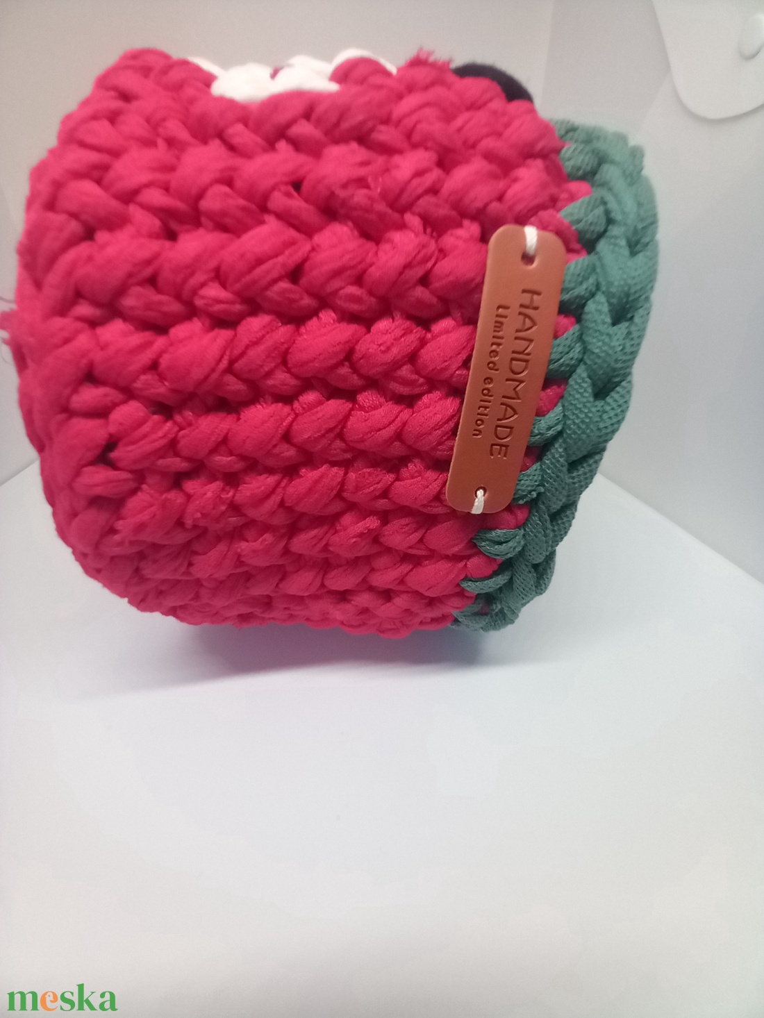 Mikulás mackója polófonalból horgolt tároló -  - otthon & életmód - tárolás & rendszerezés - tárolókosár - Meska.hu