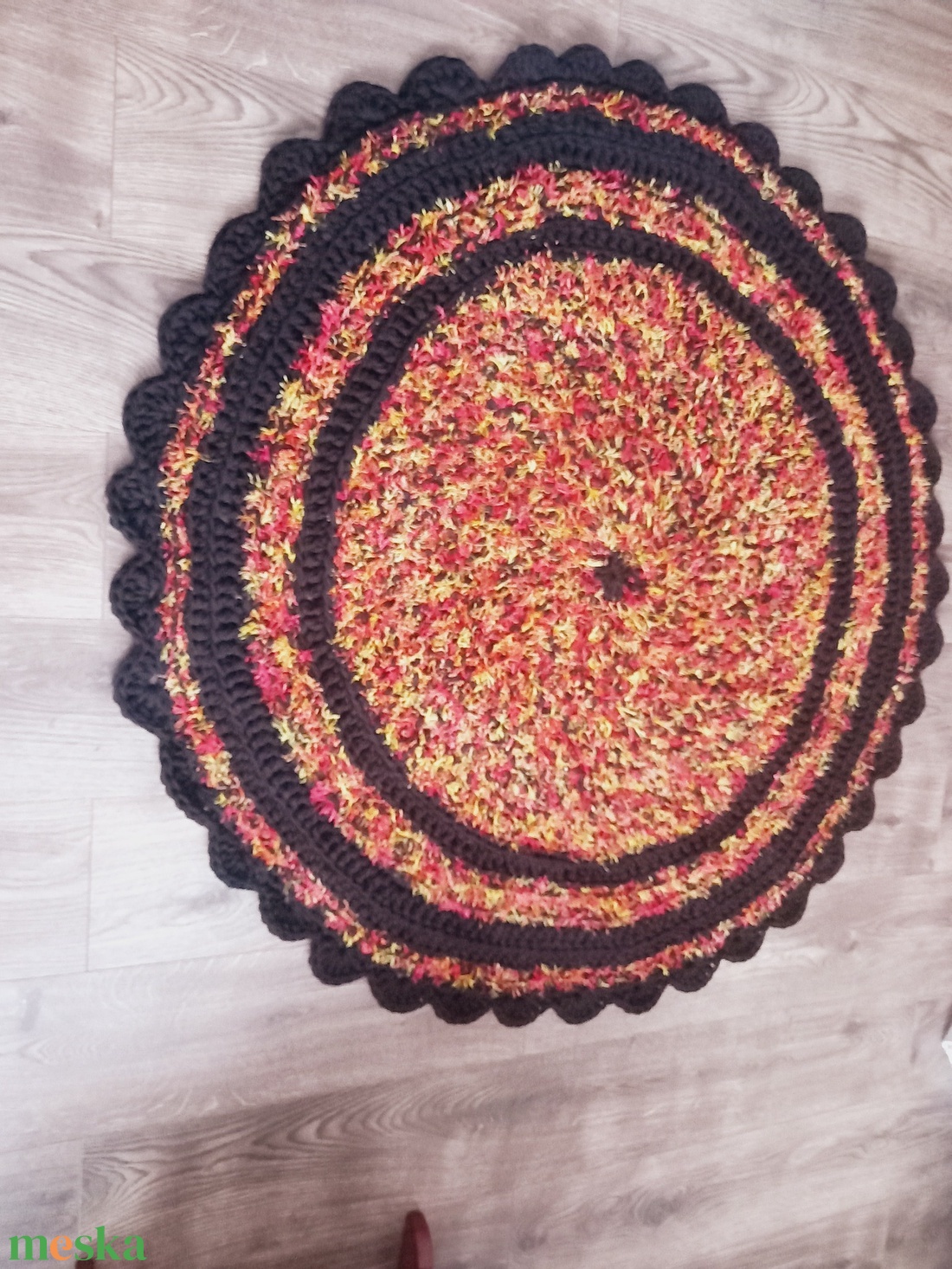 Fekete/narancs horgolt kerek szőnyeg  - otthon & életmód - tárolás & rendszerezés - tárolókosár - Meska.hu