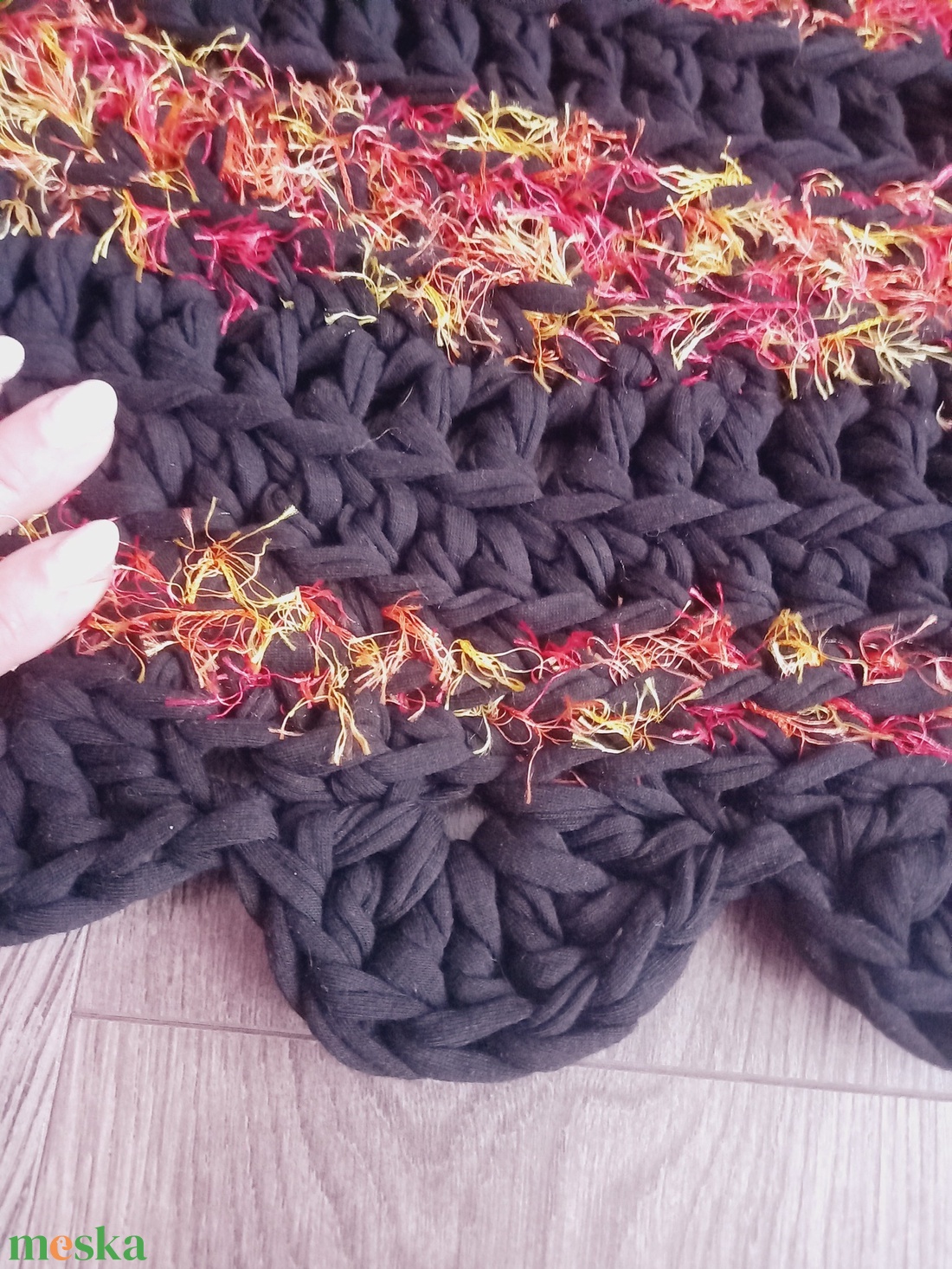 Fekete/narancs horgolt kerek szőnyeg  - otthon & életmód - tárolás & rendszerezés - tárolókosár - Meska.hu