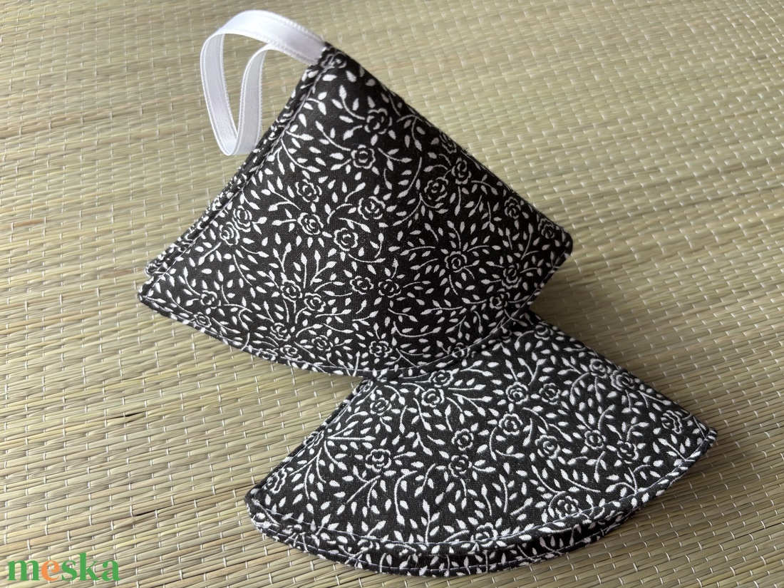 Edényfogó - fekete indák - otthon & életmód - konyhafelszerelés, tálalás - konyhai textil - edényfogó & edényfedő - Meska.hu Edényfogó - fekete indák - otthon & életmód - konyhafelszerelés, tálalás - konyhai textil - edényfogó & edényfedő - Meska.hu