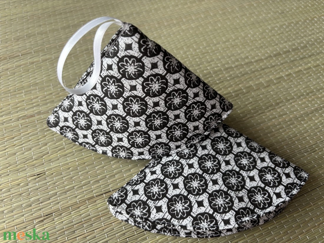 Edényfogó - fekete fehér - otthon & életmód - konyhafelszerelés, tálalás - konyhai textil - edényfogó & edényfedő - Meska.hu Edényfogó - fekete fehér - otthon & életmód - konyhafelszerelés, tálalás - konyhai textil - edényfogó & edényfedő - Meska.hu