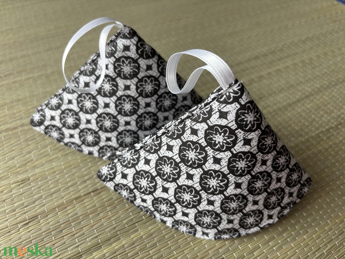 Edényfogó - fekete fehér - otthon & életmód - konyhafelszerelés, tálalás - konyhai textil - edényfogó & edényfedő - Meska.hu Edényfogó - fekete fehér - otthon & életmód - konyhafelszerelés, tálalás - konyhai textil - edényfogó & edényfedő - Meska.hu