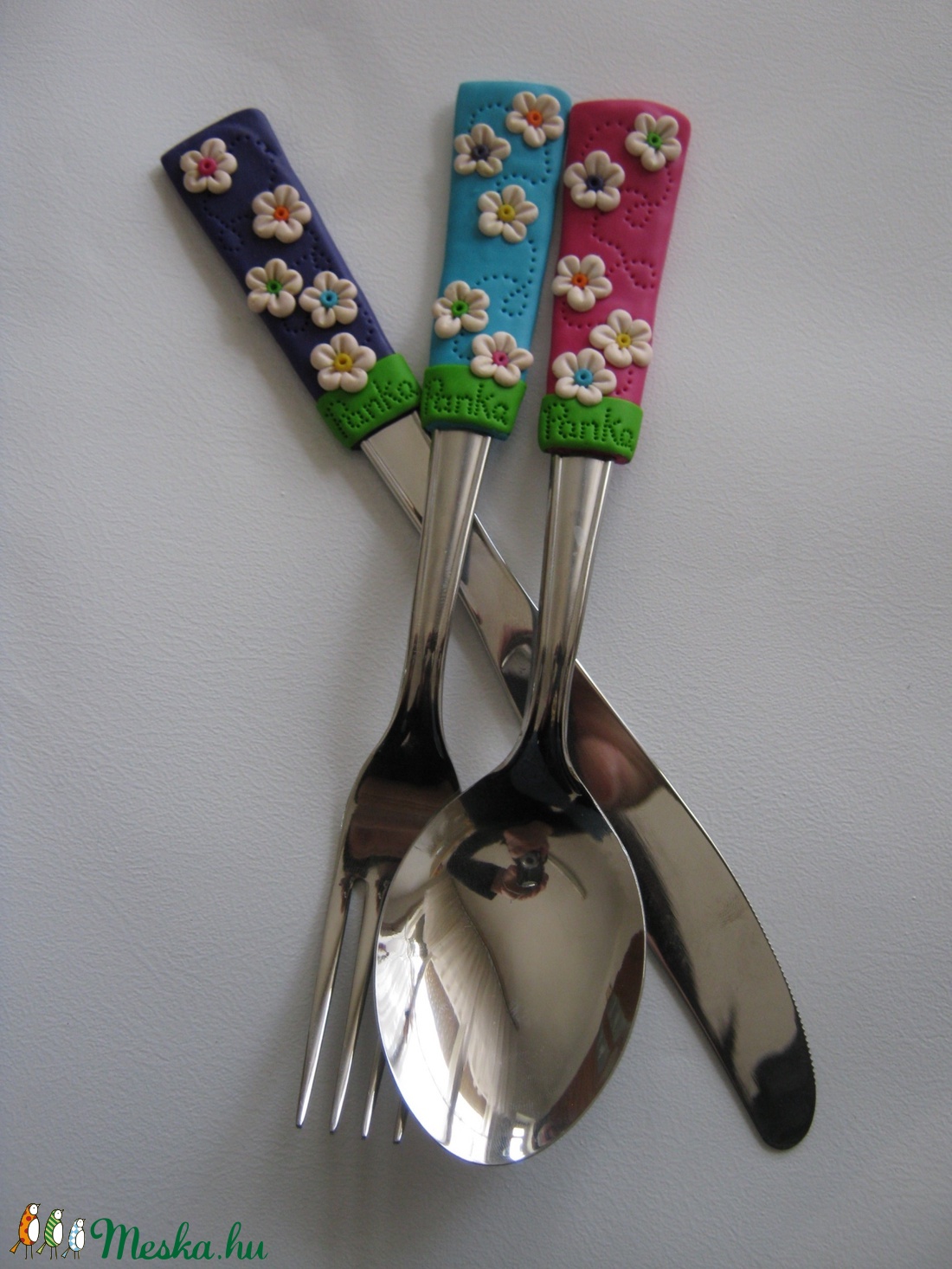 felnőtt méretű színes evőeszköz készlet -  fehér virágokkal -  - Meska.hu