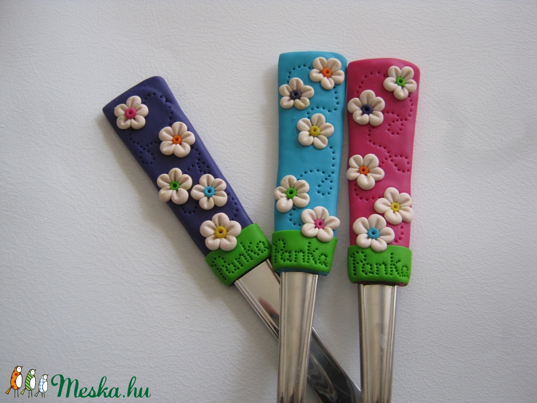 felnőtt méretű színes evőeszköz készlet -  fehér virágokkal -  - Meska.hu
