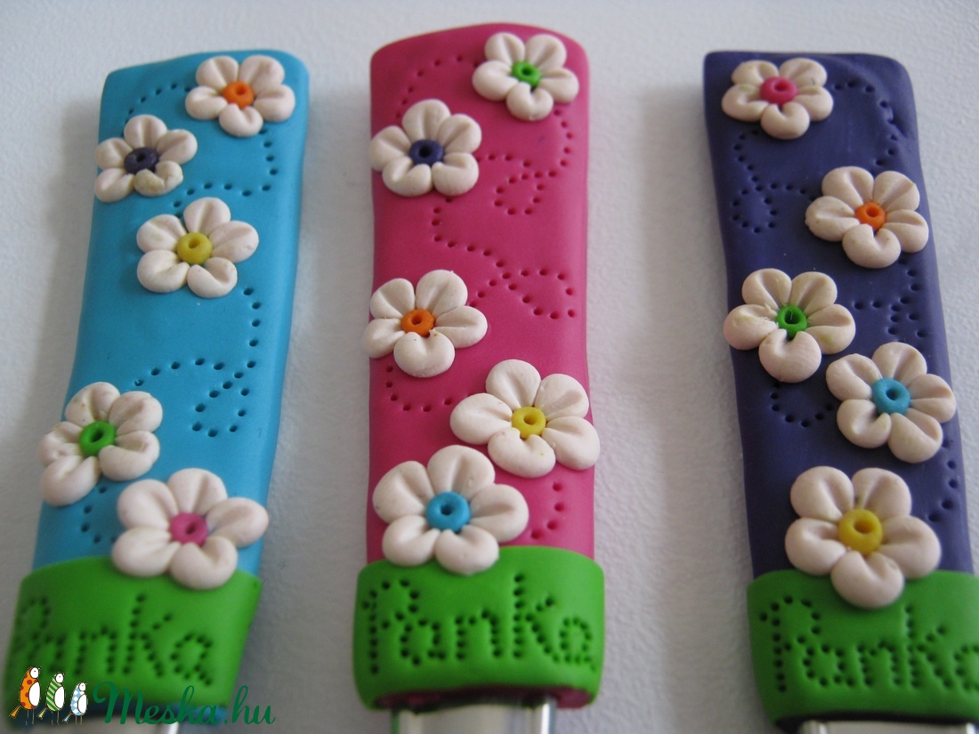 felnőtt méretű színes evőeszköz készlet -  fehér virágokkal -  - Meska.hu