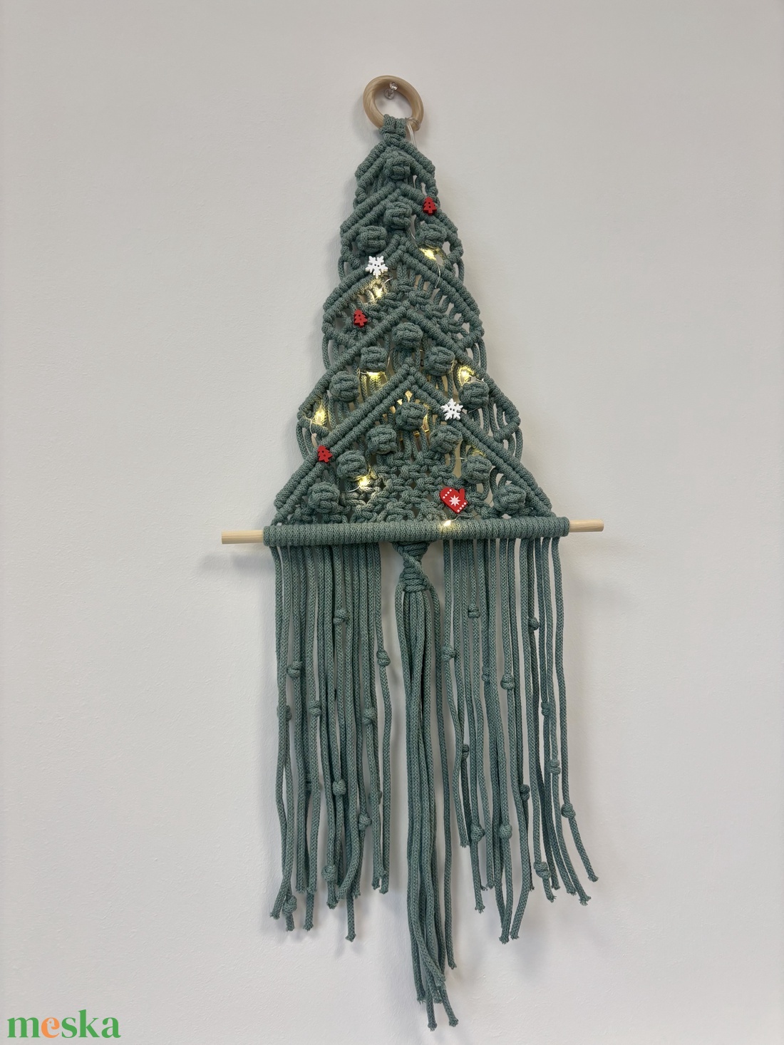 Világító makramé fenyő falidísz - otthon & életmód - dekoráció - fali és függő dekoráció - falra akasztható dekor - Meska.hu