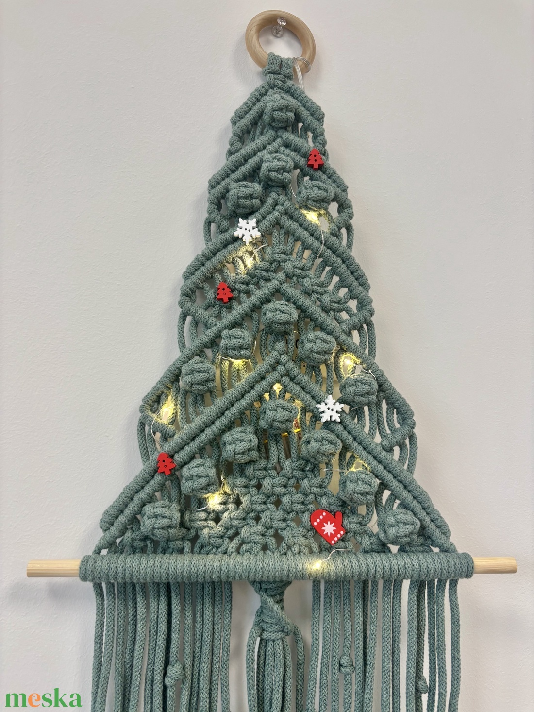 Világító makramé fenyő falidísz - otthon & életmód - dekoráció - fali és függő dekoráció - falra akasztható dekor - Meska.hu