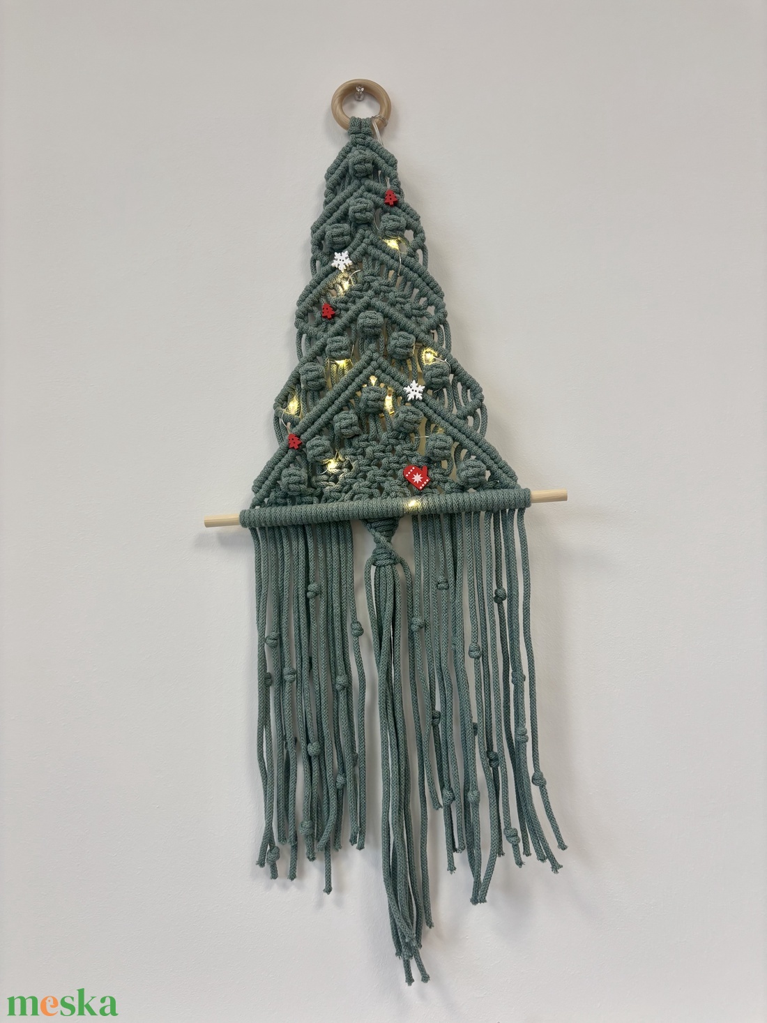 Világító makramé fenyő falidísz - otthon & életmód - dekoráció - fali és függő dekoráció - falra akasztható dekor - Meska.hu