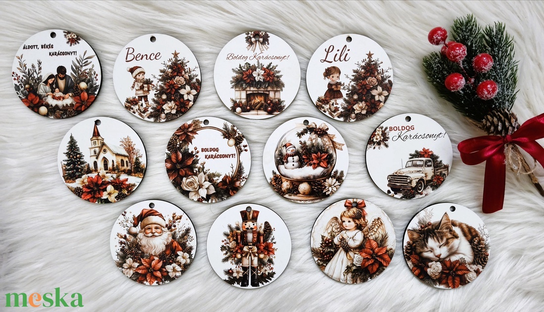 Színes karácsonyfadíszek bordó színvilágban - karácsony - karácsonyi lakásdekoráció - karácsonyfadíszek - Meska.hu