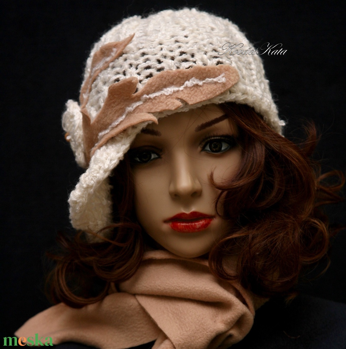 CLOCHE-ART szett - kötött kalap sállal / ivory-kreol - ruha & divat - sál, sapka, kendő - sapka & sál szett - Meska.hu CLOCHE-ART szett - kötött kalap sállal / ivory-kreol - ruha & divat - sál, sapka, kendő - sapka & sál szett - Meska.hu